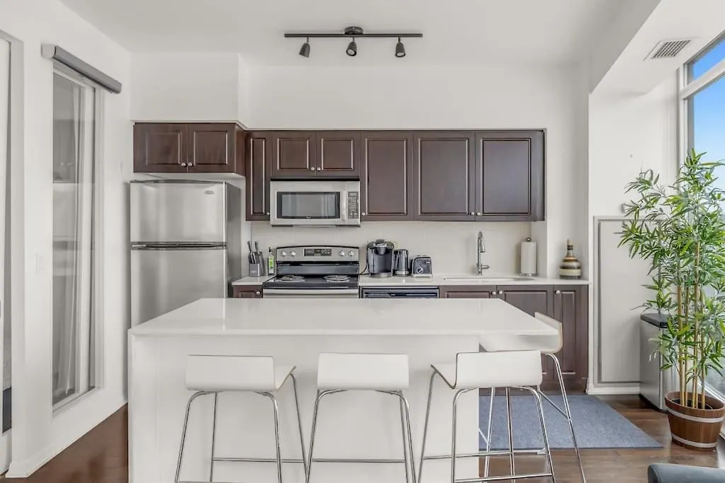 2 Bedroom With Amazing City Views & Free Parking Toronto Kanada