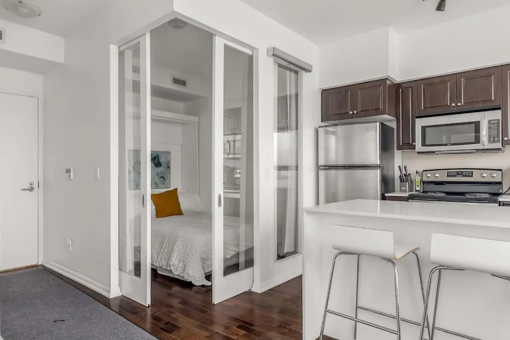 2 Bedroom With Amazing City Views & Free Parking Toronto Canada