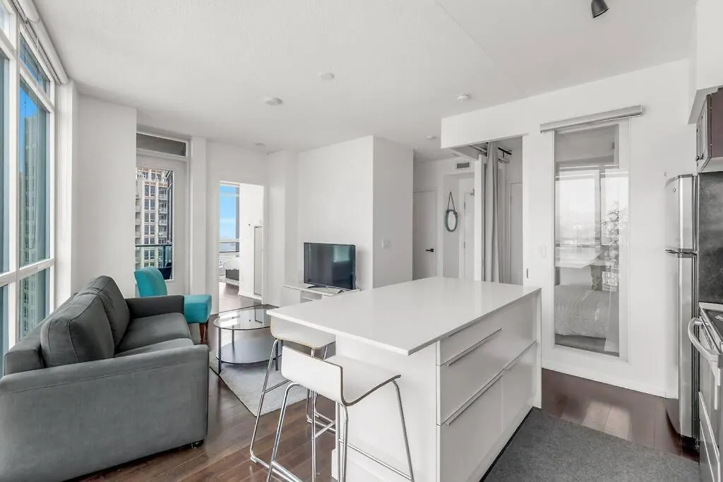 2 Bedroom With Amazing City Views & Free Parking Toronto Apartment