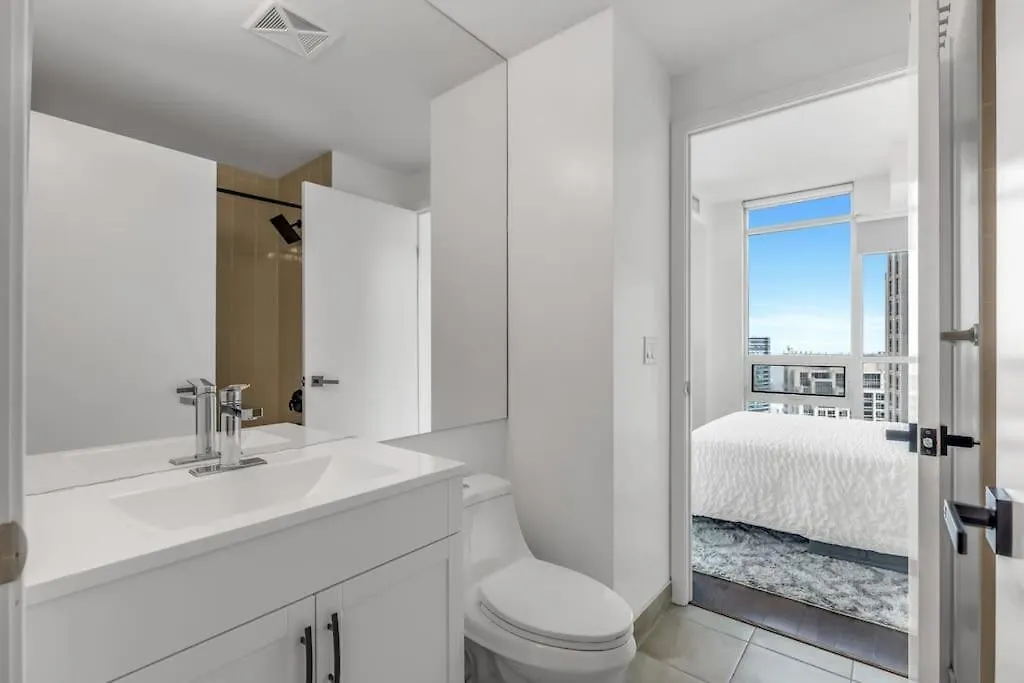 2 Bedroom With Amazing City Views & Free Parking Toronto Apartment
