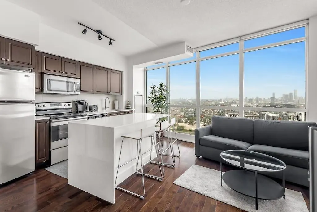 2 Bedroom With Amazing City Views & Free Parking Toronto Apartment