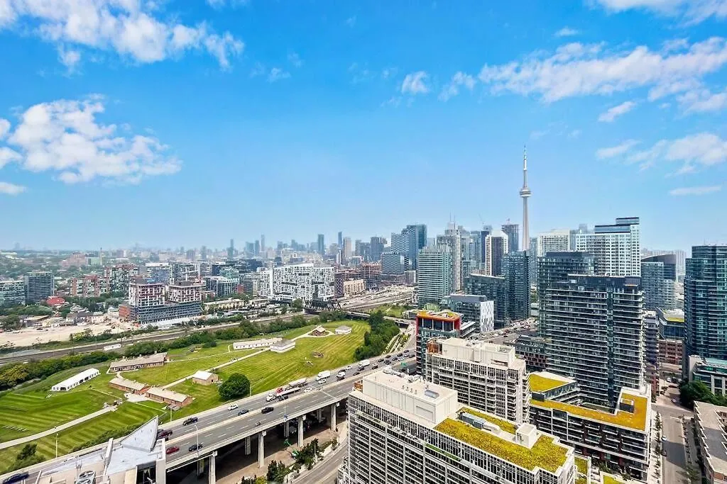 2 Bedroom With Amazing City Views & Free Parking Toronto Apartment