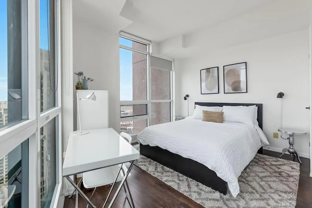 2 Bedroom With Amazing City Views & Free Parking Toronto 0*,