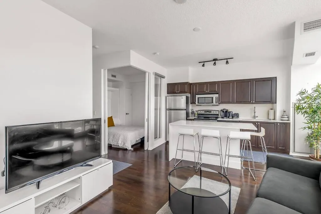 2 Bedroom With Amazing City Views & Free Parking Toronto Canada