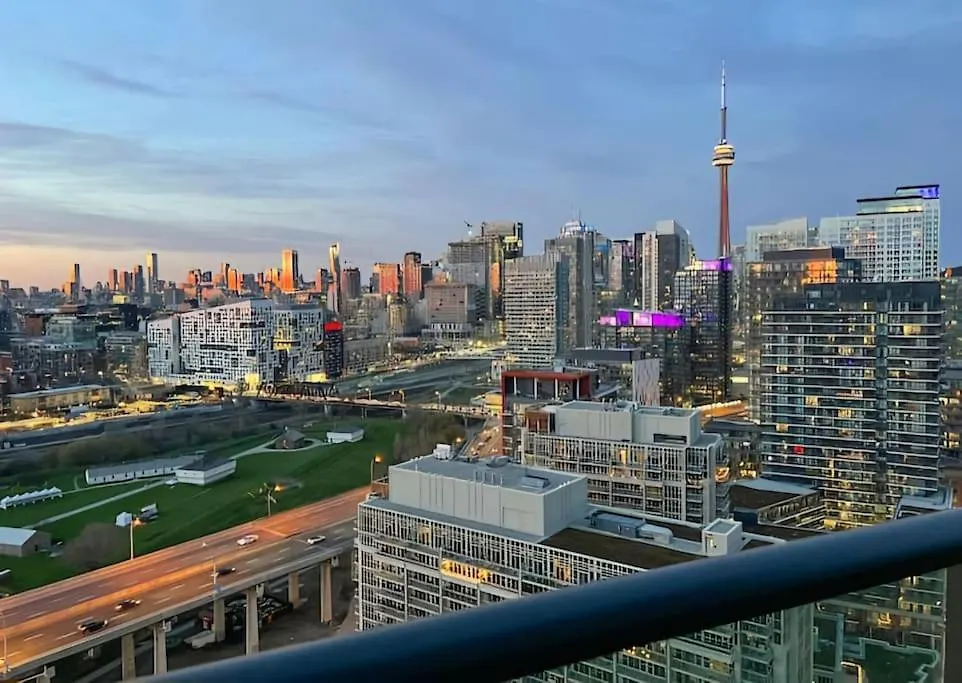 2 Bedroom With Amazing City Views & Free Parking Toronto
